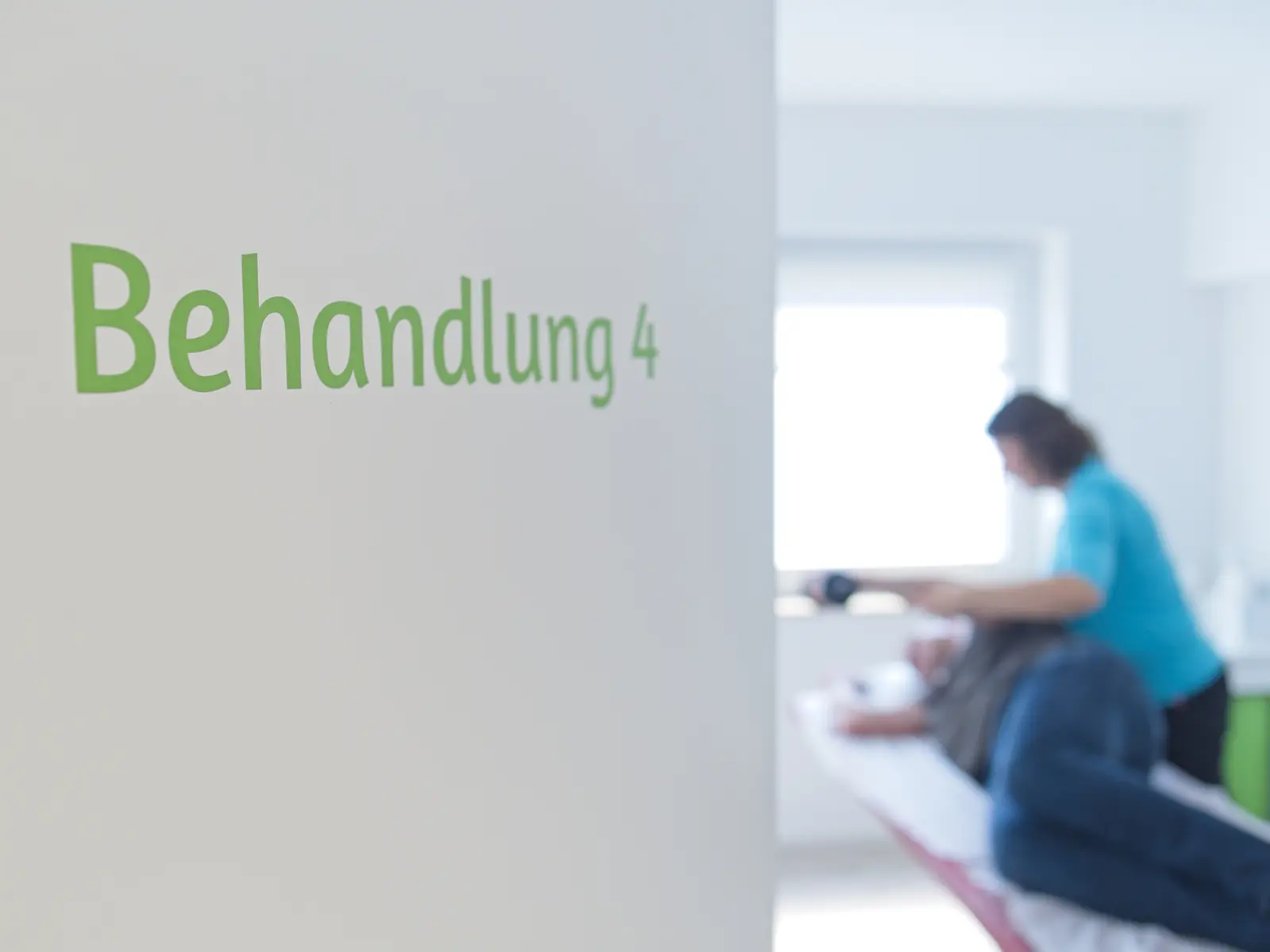 Blick in den Behandlungsraum während einer Behandlung