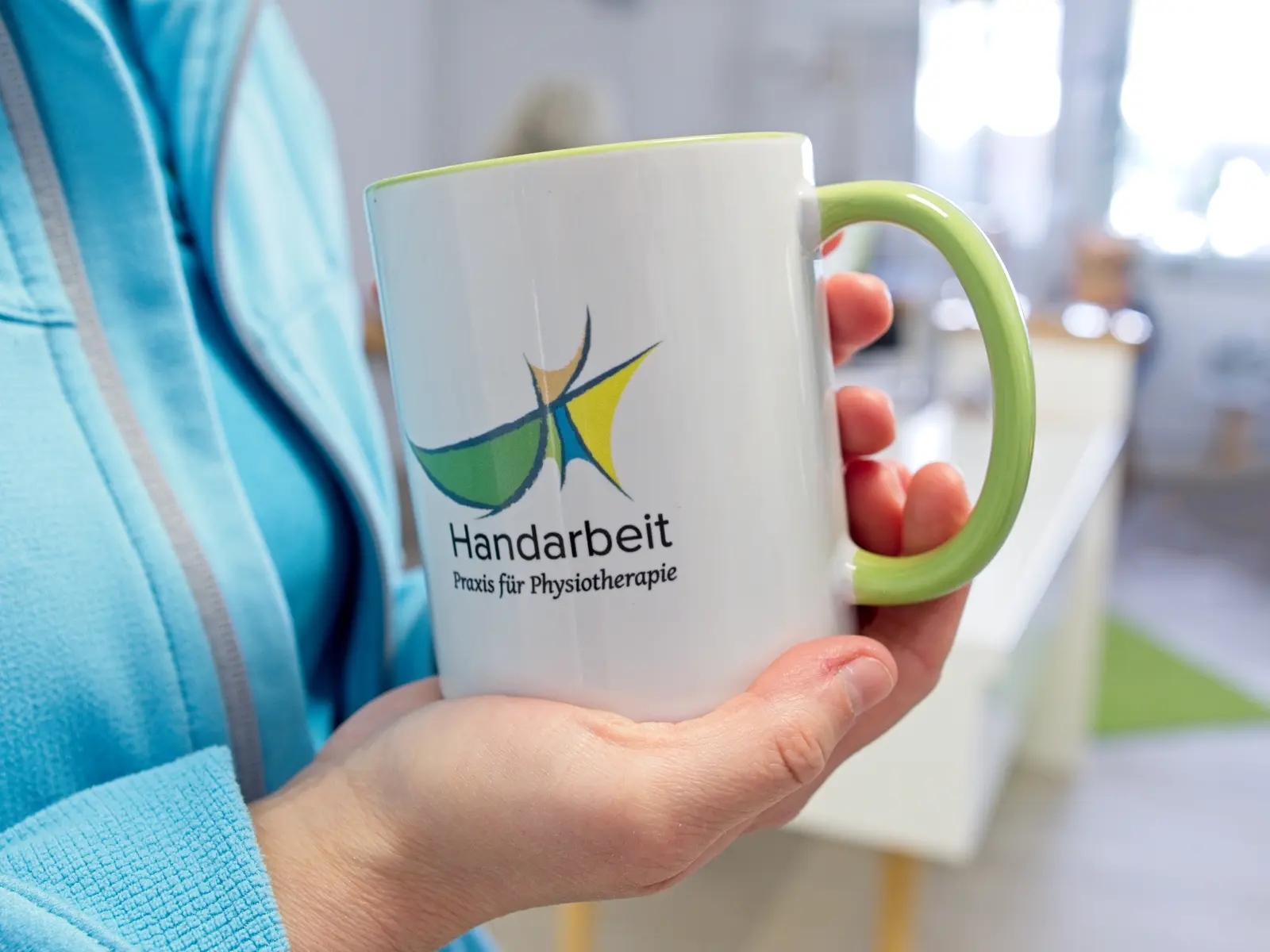Tasse vor unscharfem Praxis-Hintergrund